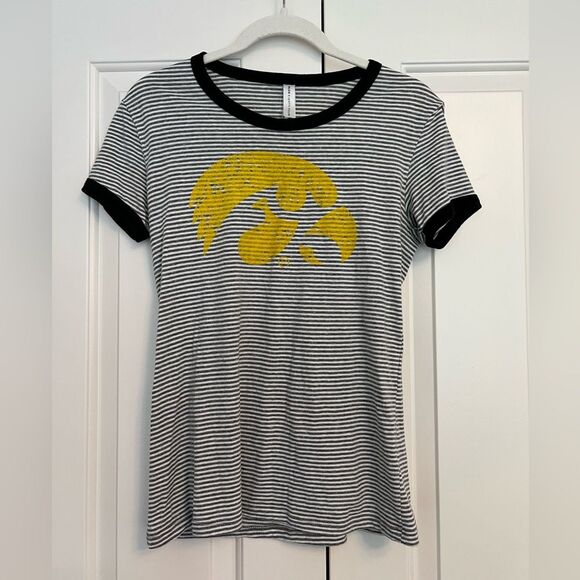 Iowa Hawkeyes Women’s Medium Grey/White Striped Short Sleeve Graphic T- shirt - Picture 1 of 4